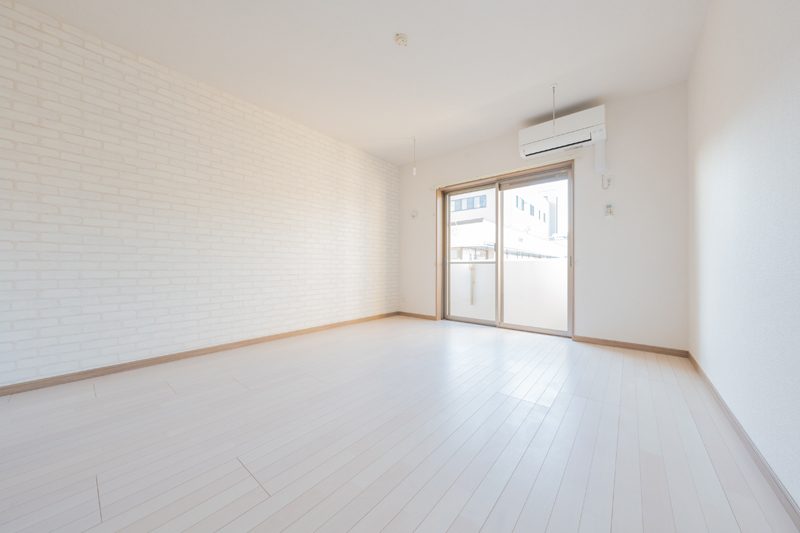 明るい色の床材が部屋を広々とした印象に。様々な生活スタイルの入居者様を考慮し取り外し可能な室内物干掛けを設置